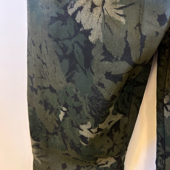 JOE’S Jeans Black Green Army, Leaf Print Pants, Stretch - size 31 - Picture 8 of 9